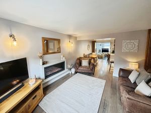 Lounge- click for photo gallery